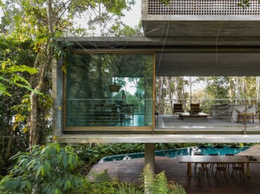 Casa Azul es una casa de hormigón elevado en un bosque brasileño