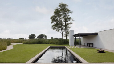 Dezeen Debate presenta una casa rural belga que logra “un resultado tan limpio”