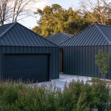 Boyd Architects crea formas monolíticas de metal para una residencia en Carolina del Sur